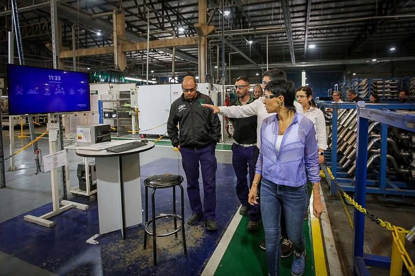 Ena una fábrica de autopartes en Bernal, Mayra defendió el modelo de industria y producción del peronismo
