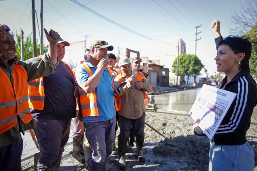 Mayra Mendoza recorrió obras de pavimentación con fondos 100% municipales