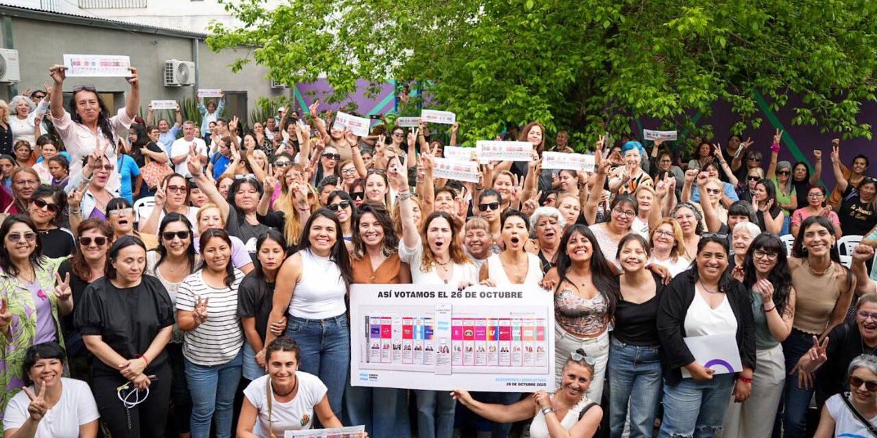 Mayra Mendoza, la diputada Jimena López y militantes en el Centro Territorial de Políticas de Génerosa