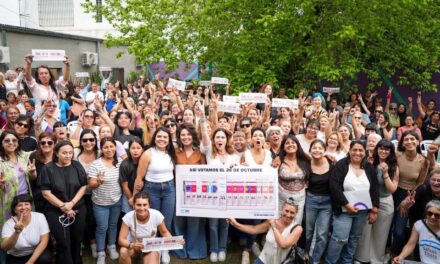 Mayra Mendoza, la diputada Jimena López y militantes en el Centro Territorial de Políticas de Génerosa