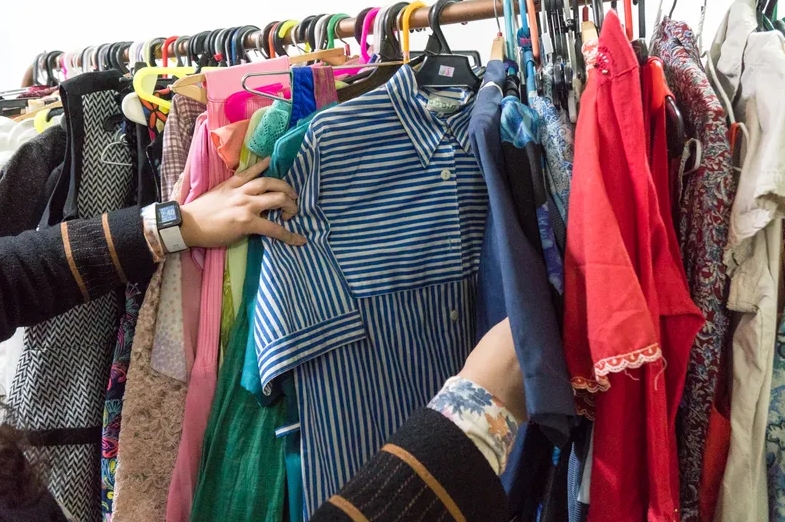 Comprar usado, pensar distinto: Las ferias de segunda mano sostienen la economía cotidiana en Avellaneda