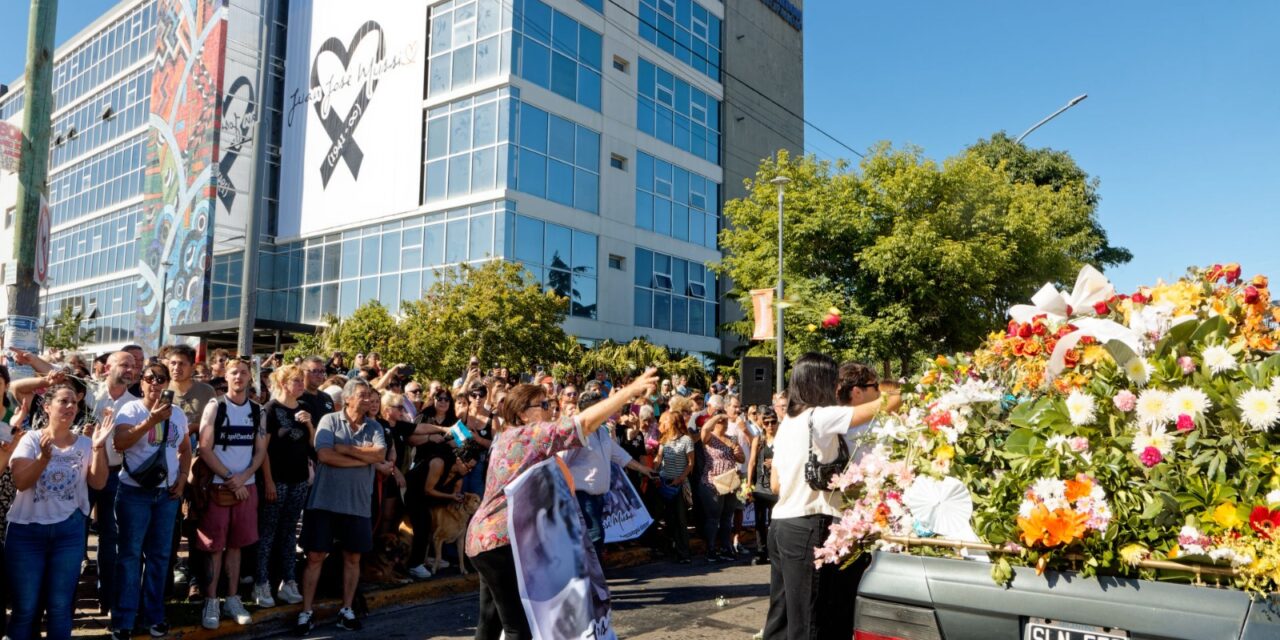 Emotiva despedida a Juan José Mussi: Una multitudinaria caravana acompañó en Berazategui a su Intendente