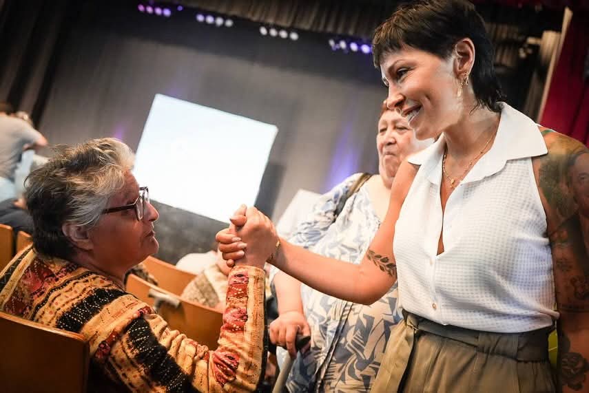 Mayra entregó escrituras: "Hay mucho por hacer, lo que necesitamos es que los vecinos acompañen los proyectos de trabajo"