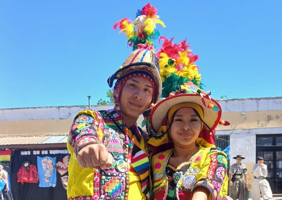 Postales de la original Día de la Tradición de dos escuelas de Bernal