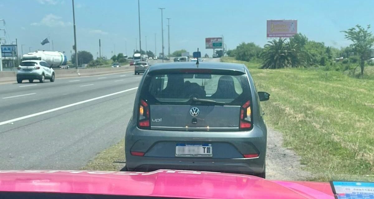 (VIDEO) En la Autopista BsAs-La Plata ya persiguen detienen e infraccionan a quienes poseen patentes "adulteradas"