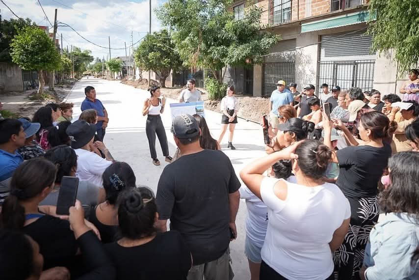 Mayra recorrió nuevas obras de pavimentos en Ezpeleta