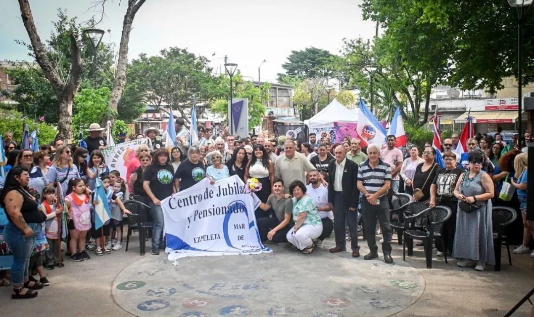Funcionarios quilmeños presentes en el izamiento de la bandera por el Aniversario de Ezpeleta