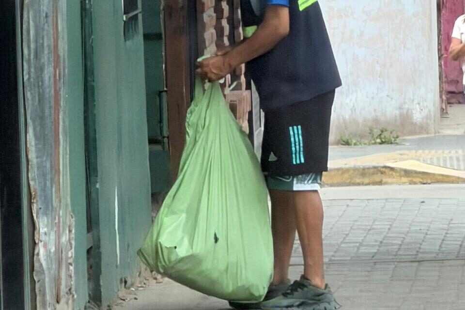 Se disfrazó de recolector municipal y fue aprehendido por la Policía en Quilmes