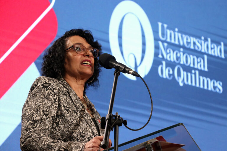 Zinni es la primera Rectora mujer y graduada de la UNQ