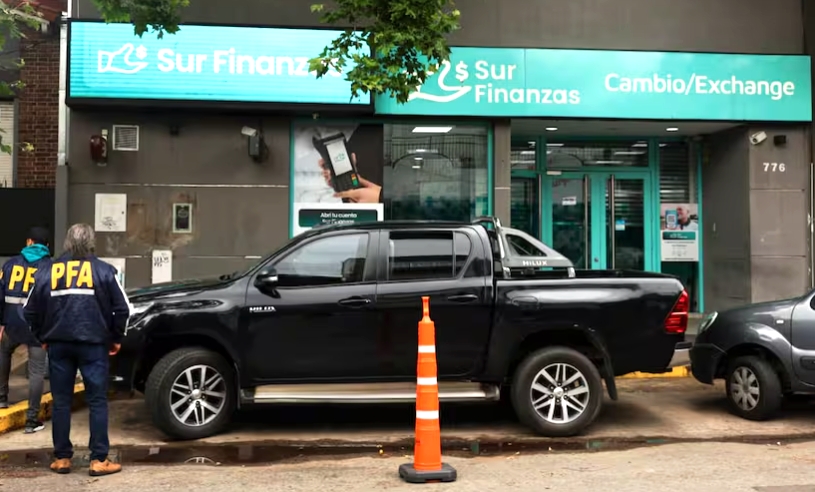 Allanan financiera cercana al “Chiqui” Tapia