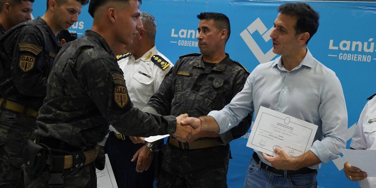 Julián Alvarez reconoció a policías en el Día de la Policía Bonaerense