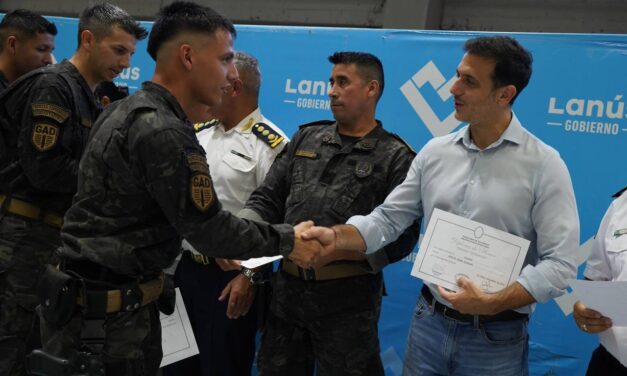 Julián Alvarez reconoció a policías en el Día de la Policía Bonaerense