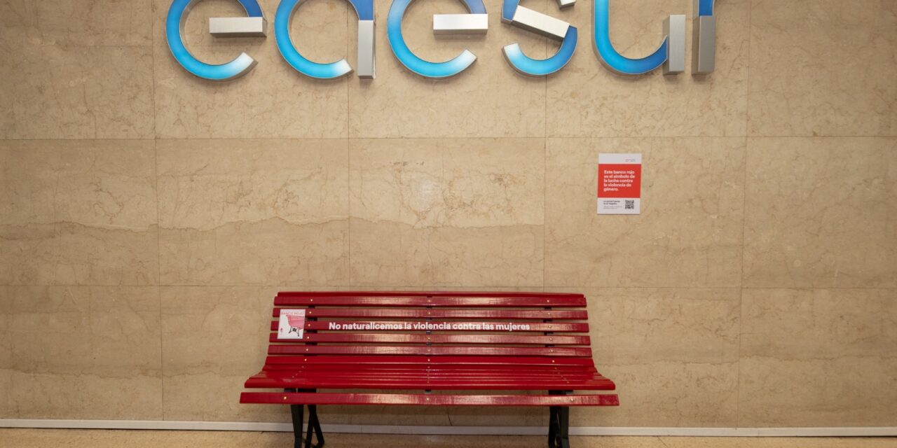 Edesur instaló un banco rojo para visiblizar la lucha contra la violencia de género