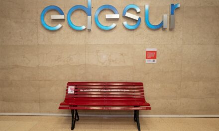 Edesur instaló un banco rojo para visiblizar la lucha contra la violencia de género