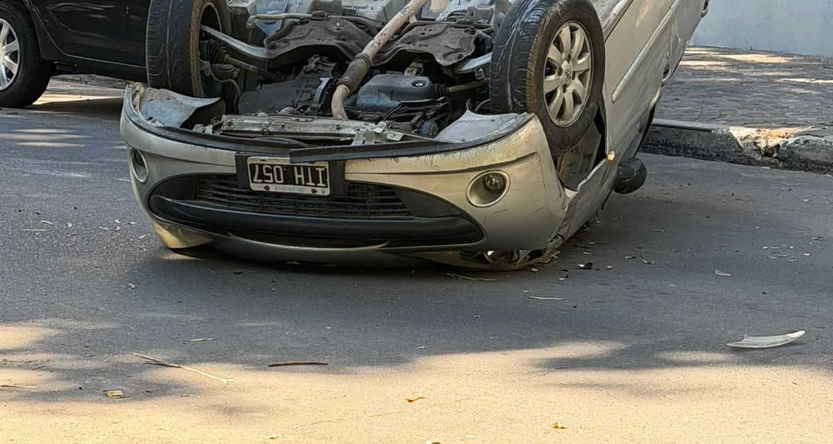 Vuelco y Choque en Maipú: Conductor demorado por presunta alcoholemia en Bernal Centro