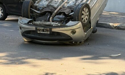 Vuelco y Choque en Maipú: Conductor demorado por presunta alcoholemia en Bernal Centro