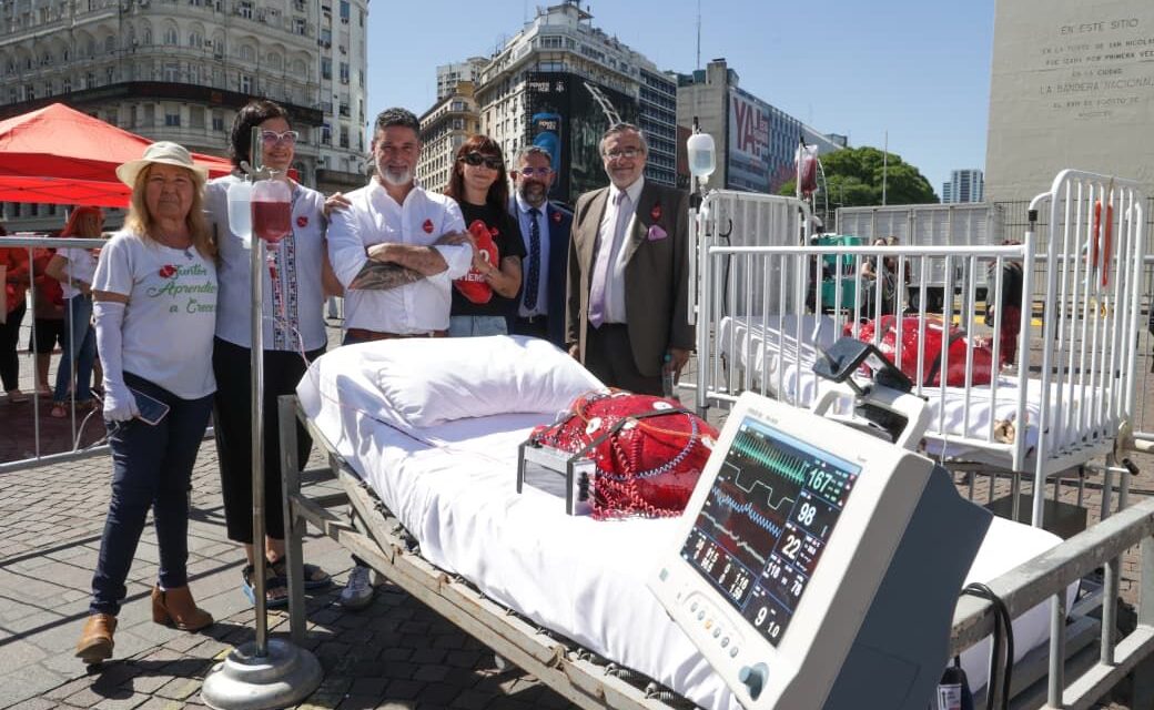 Golpe de realidad en el Obelisco: una obra que representa la espera eterna por un órgano