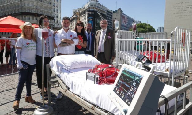 Golpe de realidad en el Obelisco: una obra que representa la espera eterna por un órgano