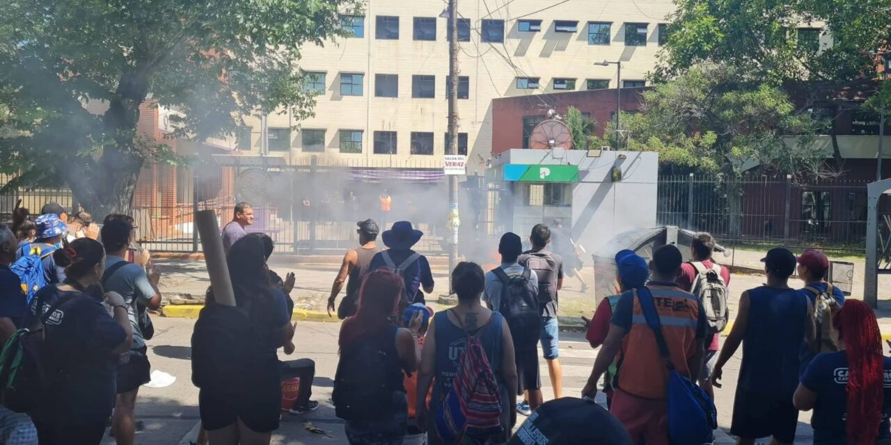 Un fenómeno que la gente detesta: Los trapitos no quieren irse, cercaron la Municipalidad y amenazan con "incendiar Quilmes"