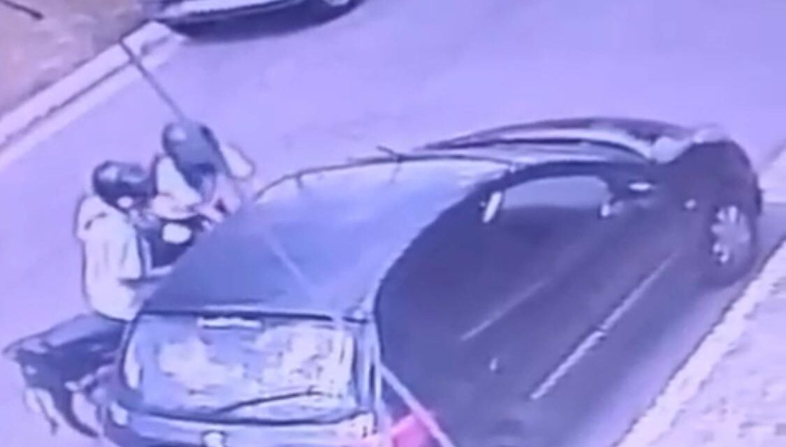 (VIDEO) Así fue el momento que que caen muertos los dos delincuentes en manos de la mujer policía