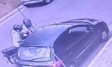 (VIDEO) Así fue el momento que que caen muertos los dos delincuentes en manos de la mujer policía