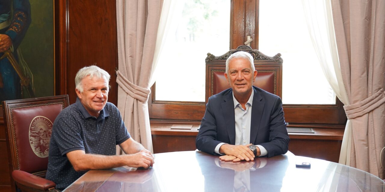 Carlos Balor sigue activo, ahora se reunió con Julio Alak