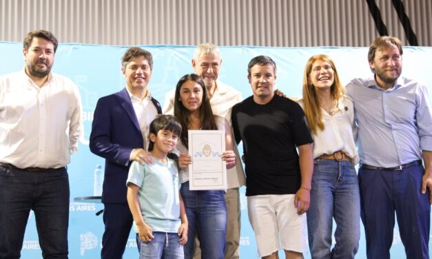 Ferraresi y Kicillof entregaron escrituras en Avellaneda