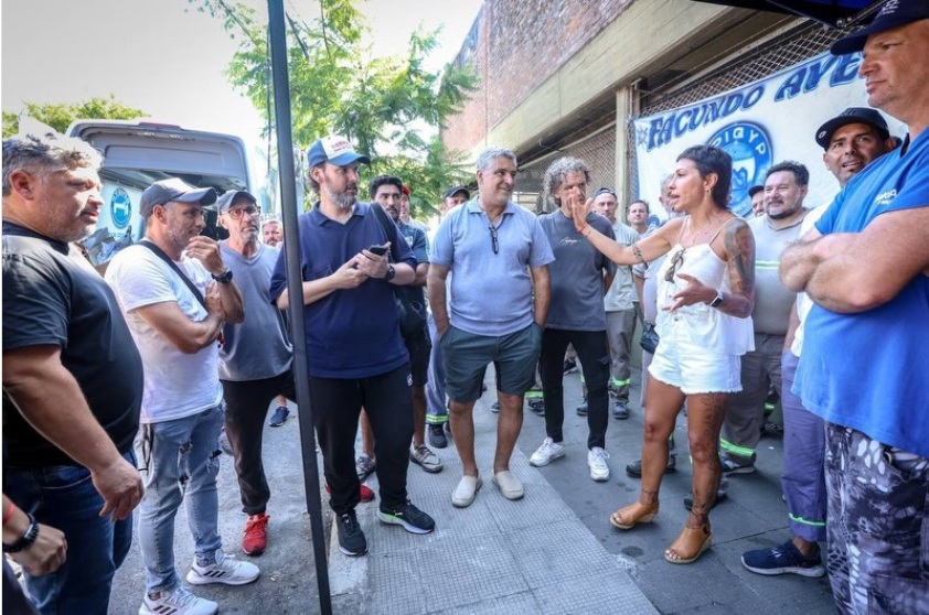 Mayra Mendoza con los trabajadores de Sealed Air