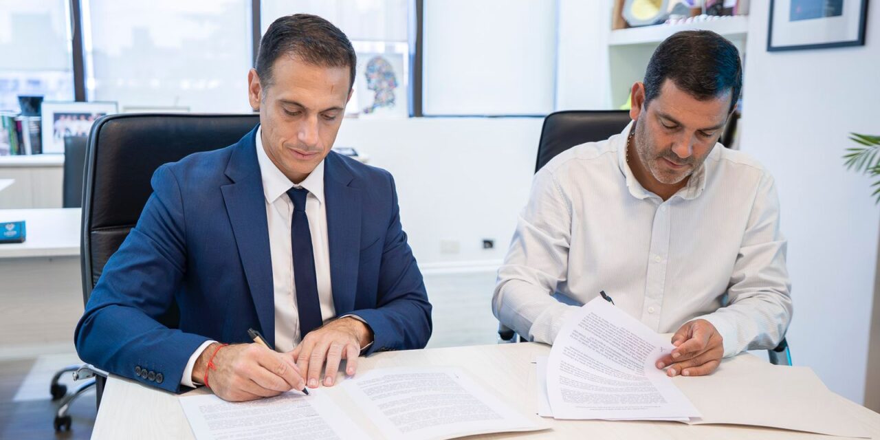 Julián Alvarez firmó un convenio con el Intendente de Dolores para descuentos a lanusenses en su Parque Termal