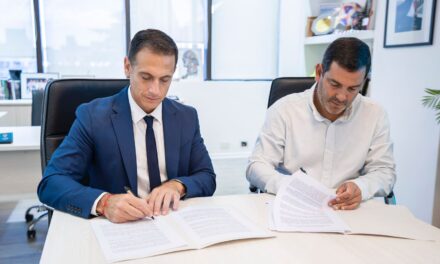 Julián Alvarez firmó un convenio con el Intendente de Dolores para descuentos a lanusenses en su Parque Termal