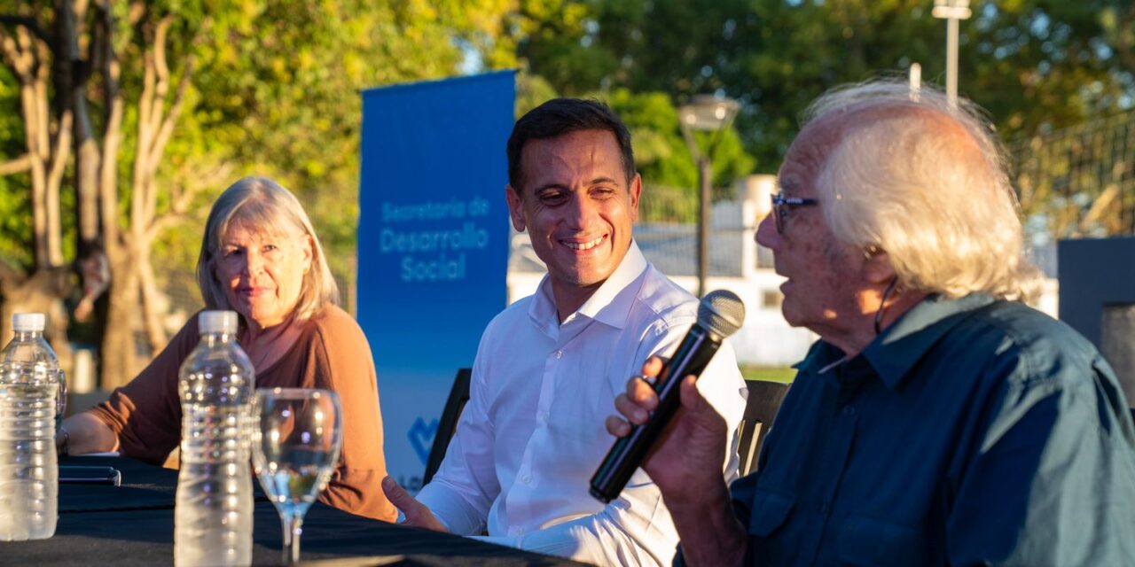 Charla Abierta de Julián Alvarez y Pérez Esquiel en el Parque de la Memoria