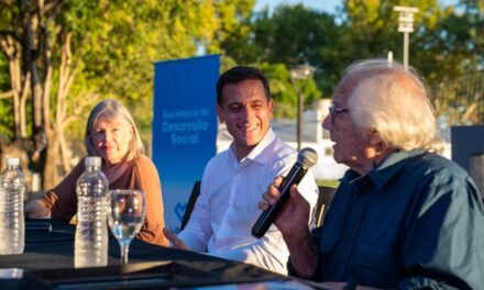 Charla Abierta de Julián Alvarez y Pérez Esquiel en el Parque de la Memoria