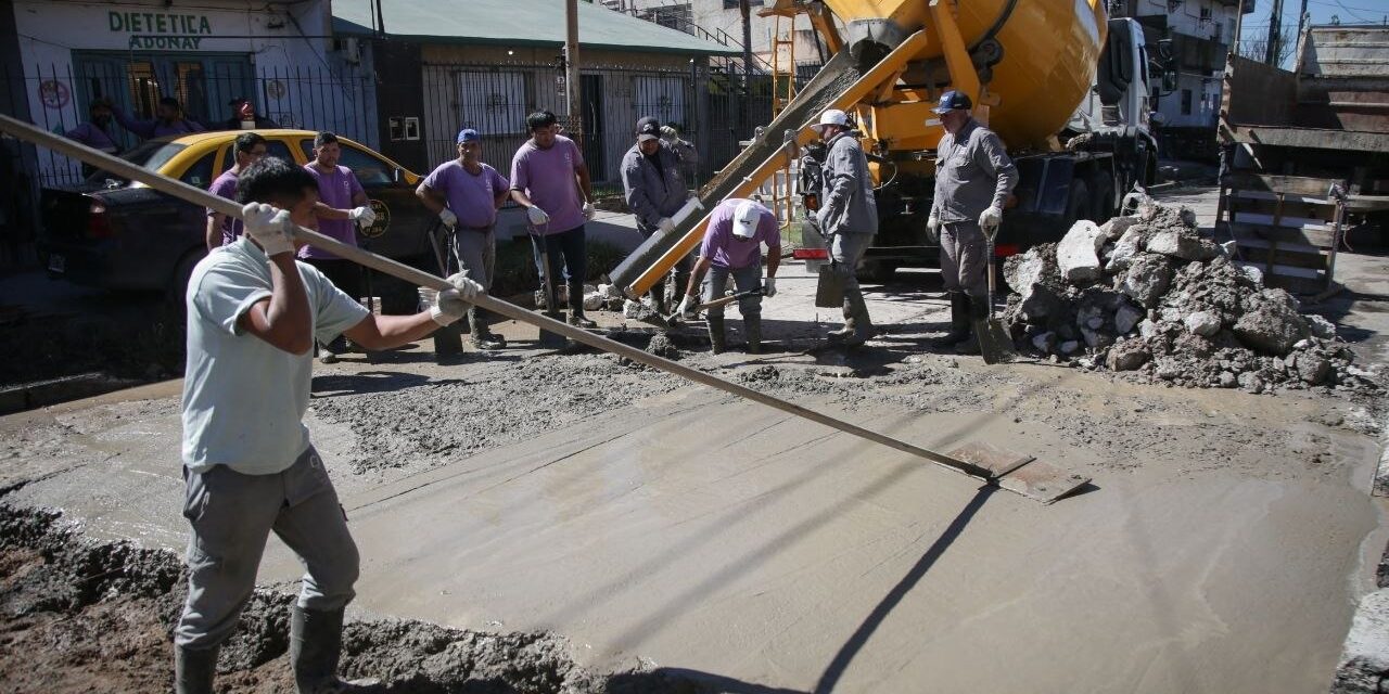 Con fondos municipales, avanzan los trabajos de bacheo en hormigón en Los Eucaliptus de Solano
