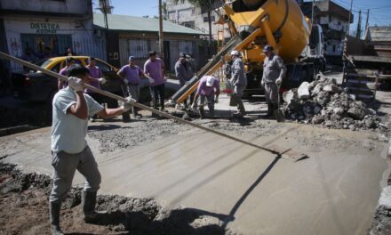 Con fondos municipales, avanzan los trabajos de bacheo en hormigón en Los Eucaliptus de Solano