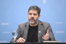 Carlos Bianco llamó "perturbado mental" a Javier Milei tras el fallo por YPF