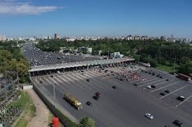 Aumento de peaje en autopistas urbanas: Usuarios viales denuncian "estafa vial"