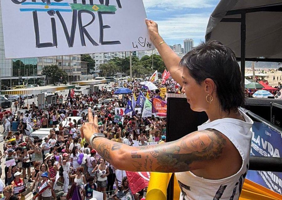 Mayra Mendoza oradora en Rio de Janeiro de la movilización del 8M: "Mientras Cristina está presa, Milei destruye la Argentina"