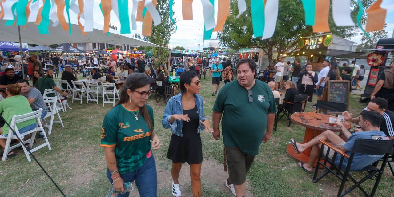 Mayra Mendoza presente en el Festival de la Cerveza en el Parque Lineal de Don Bosco