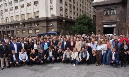 Intendentes peronistas marcharon a Casa Rosada por el aumento de nafta y las obras paralizadas