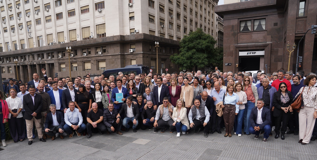 Intendentes peronistas marcharon a Casa Rosada por el aumento de nafta y las obras paralizadas