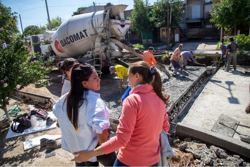 Con fondos municipales, se realizan 18 nuevas cuadras de asfalto en Ezpeleta Oeste