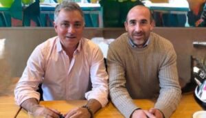 A la derecha, el concejal denunciado