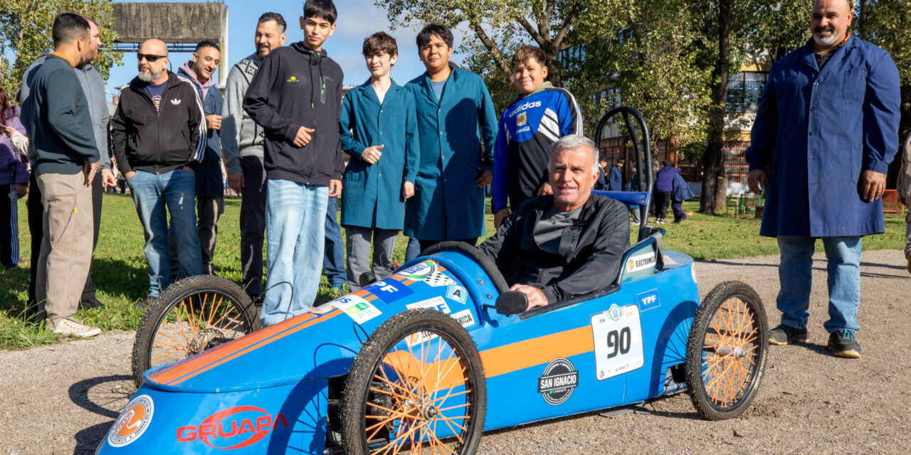 Carlos Balor se subió a un auto eléctrico hecho por estudiantes del Politécnico