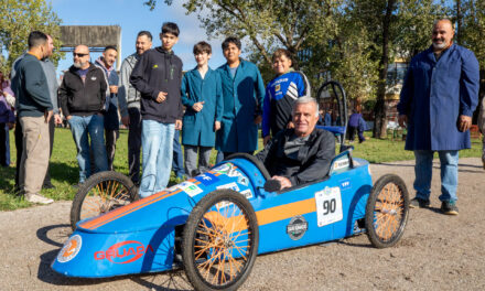 Carlos Balor se subió a un auto eléctrico hecho por estudiantes del Politécnico