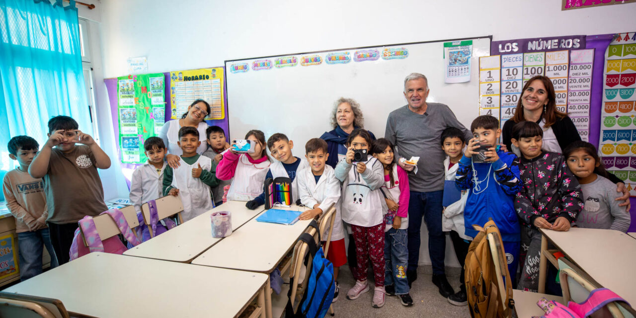 El Intendente fue entrevistado por chicos de la Primaria N° 33 y el Jardín N° 920