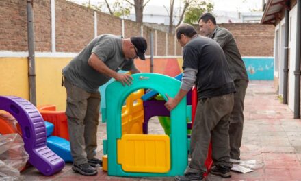En Lanús avanzan en la instalación de nuevos juegos en los centros educativos municipales