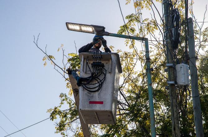 Avanza el plan de mejora lumínica en todo Lanús