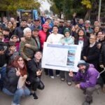 Quilmes: Mayra Mendoza y Eva Mieri recorrieron dos nuevas obras de pavimentos, y entregaron árboles nativos a los vecinos