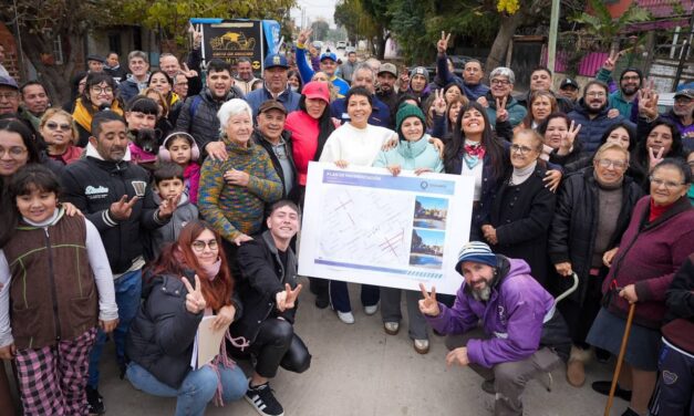 Quilmes: Mayra Mendoza y Eva Mieri recorrieron dos nuevas obras de pavimentos, y entregaron árboles nativos a los vecinos