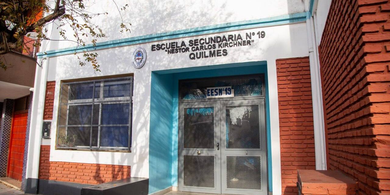 La Comunidad Educativa impuso el nombre 'Néstor Kirchner' a la Escuela EES 19 de Quilmes Oeste